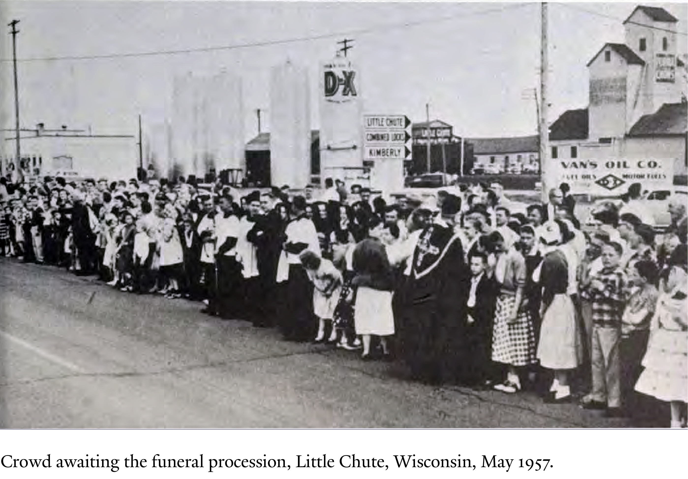 15 Crowd awaits McCarthy's corpse s